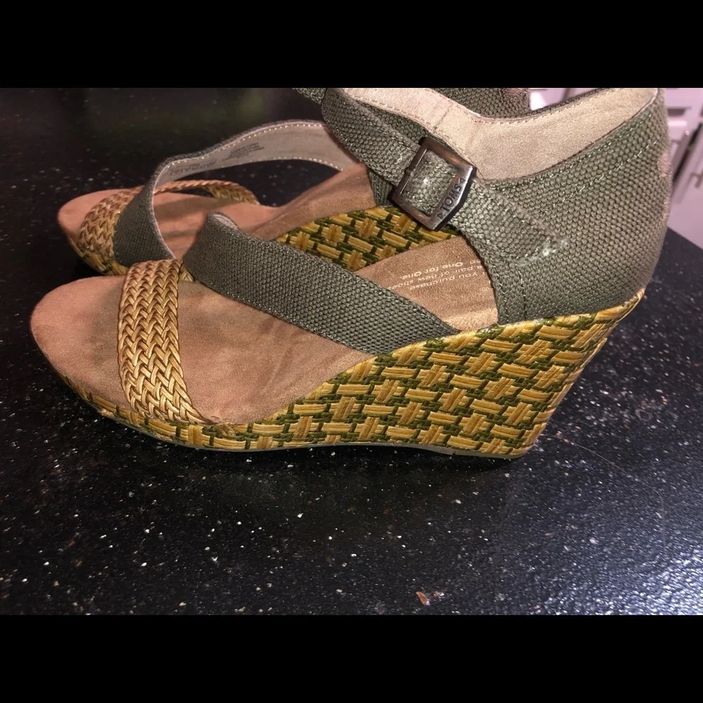 TOMS SHOES Lady's sandals EMBROIDERED.
